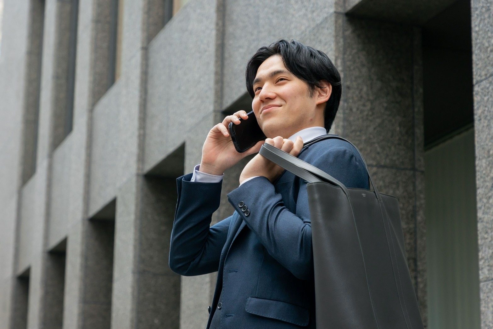 外出先で電話をするBLAYNのメンバー