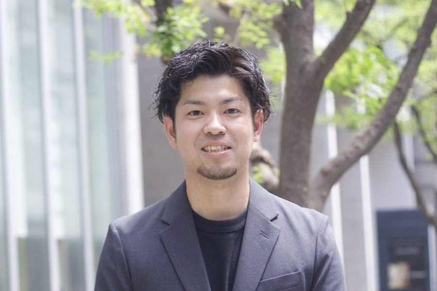 並木を背に立つ永田壮太